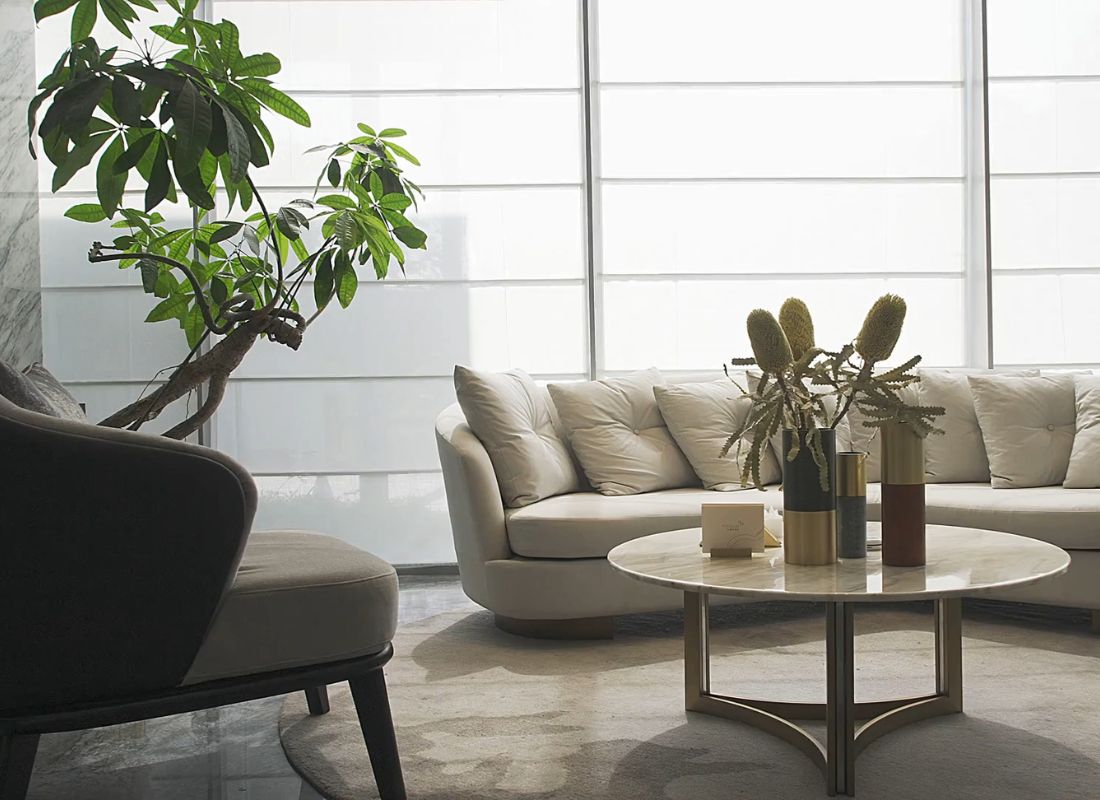 prikaz bele dnevne ugaone u dnevnom boravku sa svećem na stolčiću i biljke pored ugaone