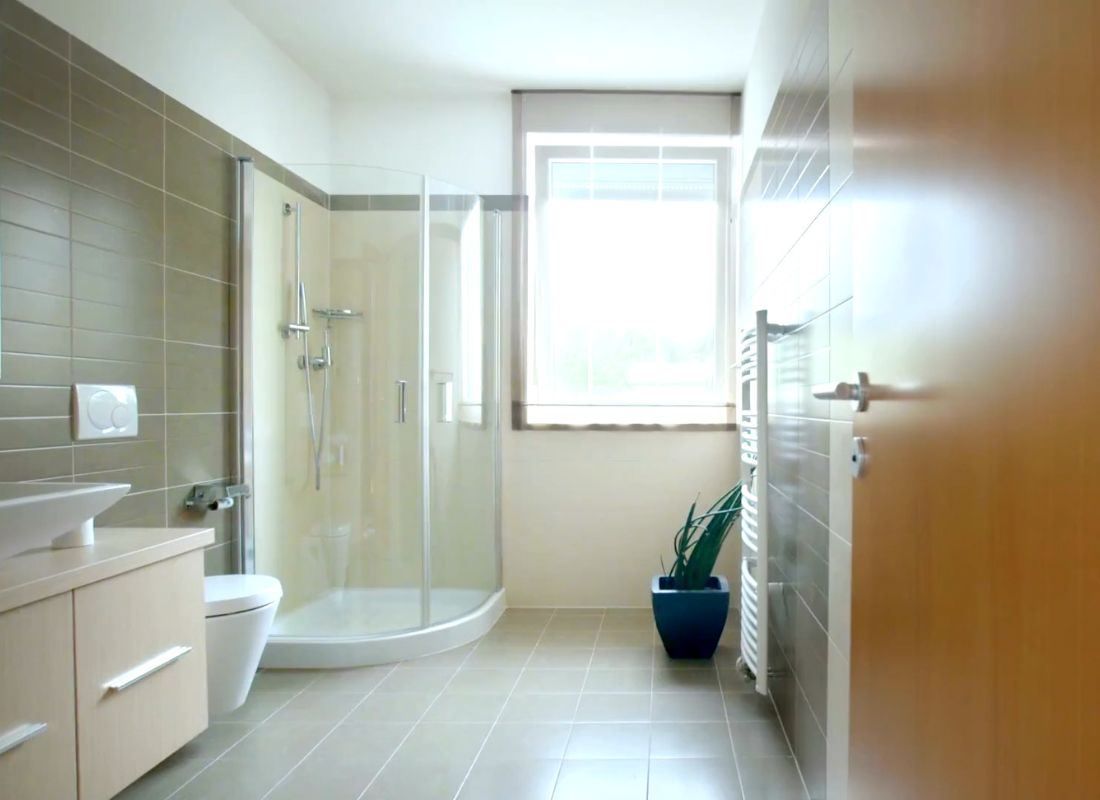 prikaz pločica i tuš kabine u kupatilu