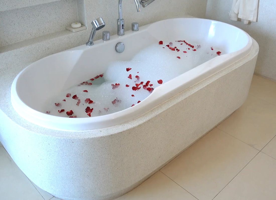 prikaz kade sa penom i laticama i pločicama na podu